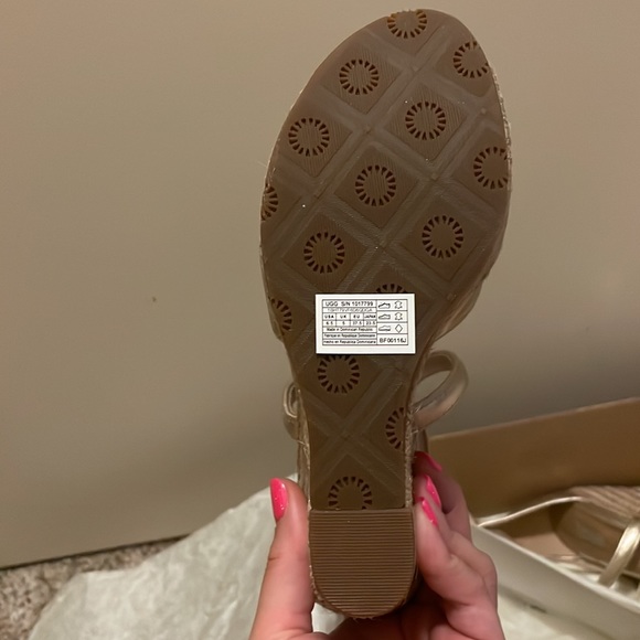 new UGG platforms,spring/summer. Gold metallic,never worn, original box. - Picture 4 of 12